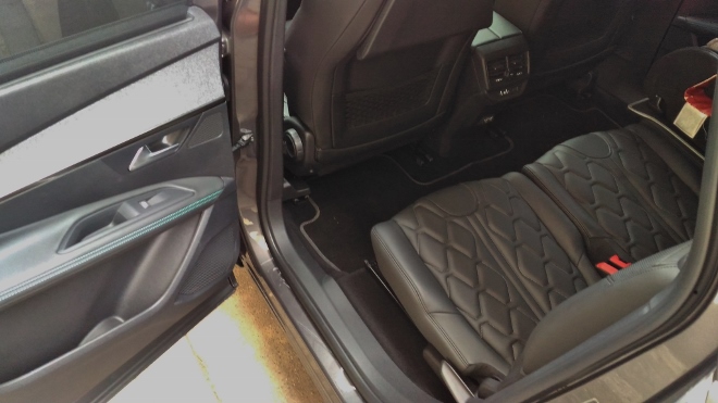 Sitzbank mit Leder bezogen im Peugeot 5008 Facelift