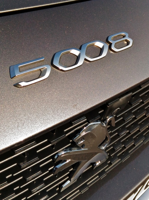 Typenschild auf der Motorhaube im Peugeot 5008 Facelift