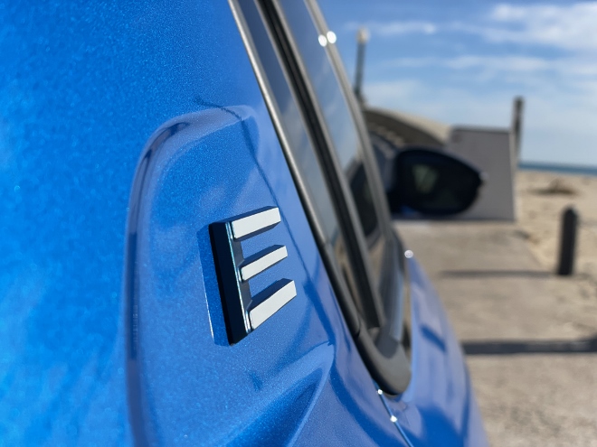 Peugeot E-208 Elektro Facelift "E" Zeichen an der Seite des Fahrzeugs