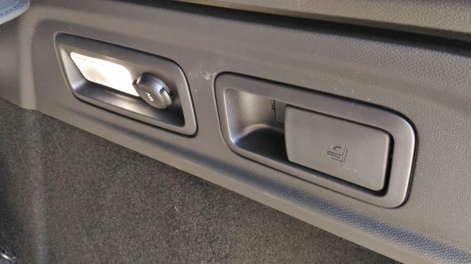 Peugeot 308 SW GT Tasten zum umlegen der Sitzbank vom Kofferraum aus