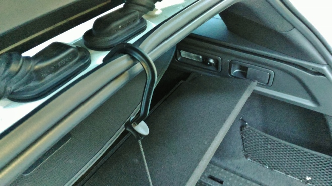 Peugeot 308 SW GT Haltehaken im Kofferraum