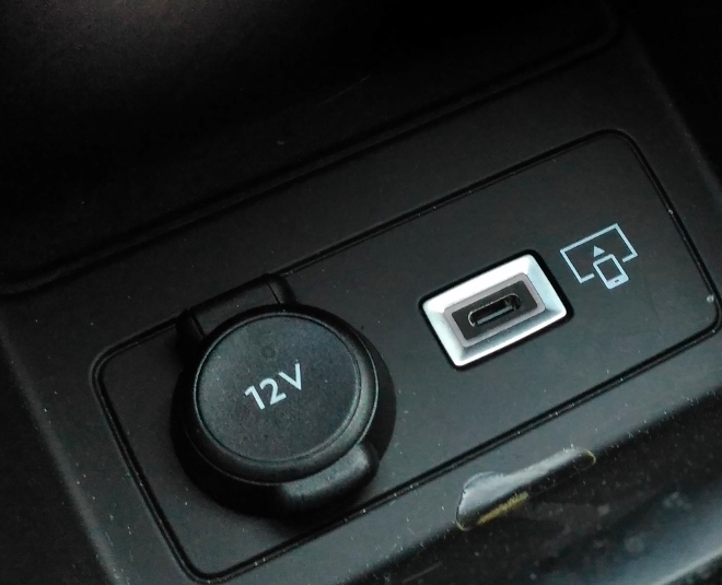 Peugeot 308 SW GT USB-Anschluss Mal 12 V Steckdose