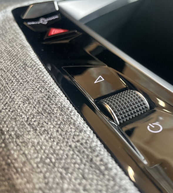 Peugeot E-3008 Elektro einstellen der Lautstärke, Schalter auf der Mittelkonsole zwischen Fahrersitz und Beifahrersitz