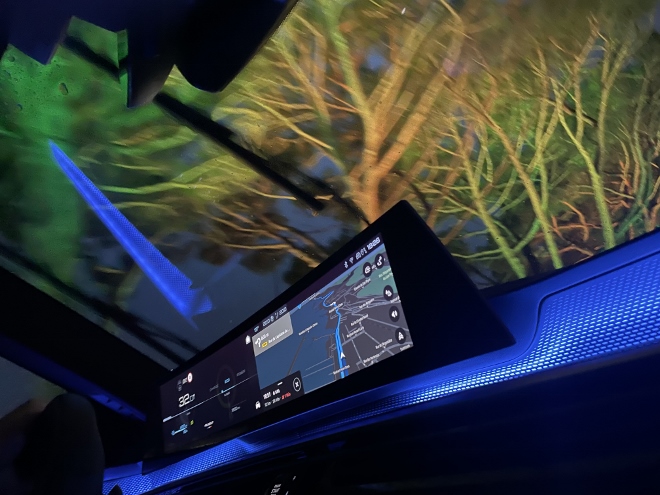 Peugeot E-3008 Elektro Bildschirm nachts mit Ambientelicht