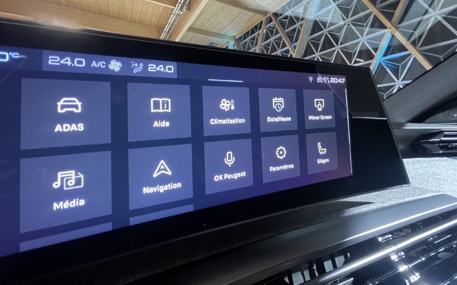 Peugeot E-3008 Elektro Touchscreen und Menü