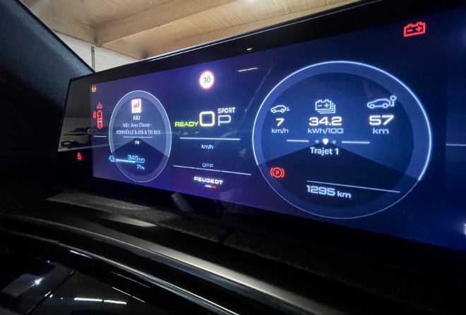 Peugeot E-3008 Elektro Anzeigen von Reichweite und Verbrauch auf dem Bildschirm