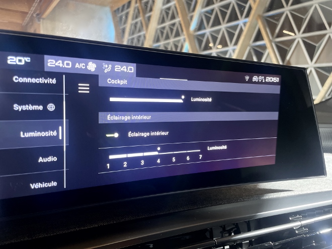 Peugeot E-3008 Elektro Verstellung der Intensität und Stärke des Ambientelicht auf dem Bildschirm