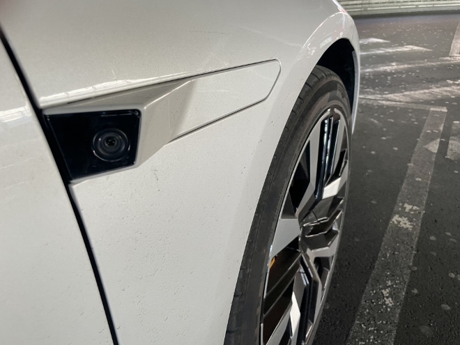 Polestar 4 Long Range Dual Motor die Kamera an der Seite