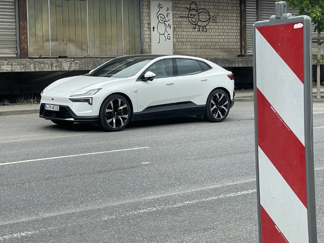Polestar 4 Long Range Dual Motor von der seite