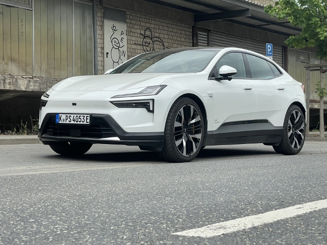 Polestar 4 Long Range Dual Motor Front und Seitenansicht