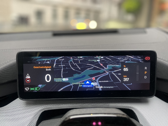 Polestar 4 Long Range Dual Motor Instrumente mit Navikarte