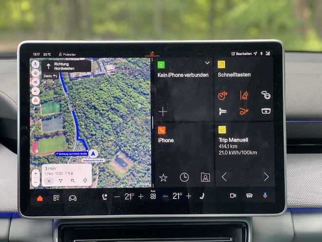Polestar 4 Long Range Dual Motor Touchscreen mit Google earth Karte und Reichweite und Verbrauch Anzeige