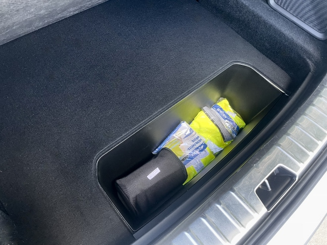 Polestar 4 Long Range Dual Motor Fach unter dem Ladeboden im Kofferraum