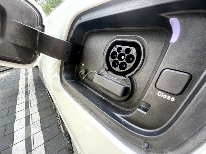 Polestar 4 Long Range Dual Motor ladestecker und Taste für das elektrische schließen der Ladeklappe