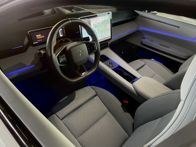 Polestar 4 Long Range Dual Motor cockpit, Amaturenbrett, Bildschirm, Lenkrad und Ambiente Beleuchtung