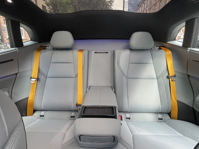 Polestar 4 Long Range Dual Motor hinten Sitzen auf der Sitzbank