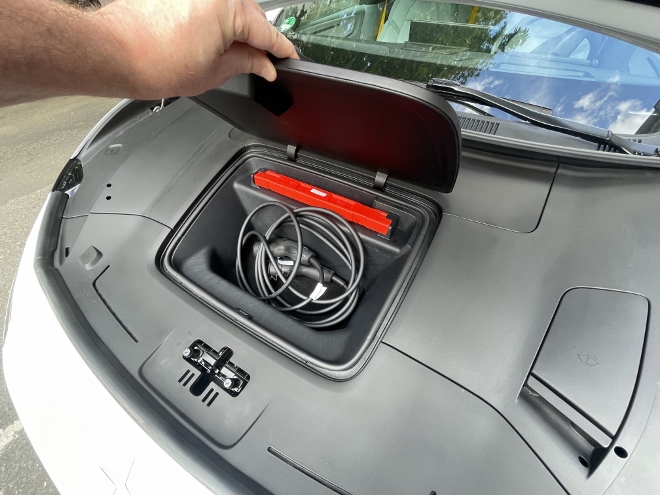 Polestar 4 Long Range Dual Motor Fach für die Ladekabel unter der Fronthaube