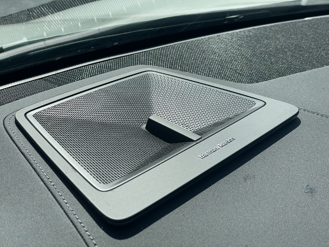 Polestar 4 Long Range Dual Motor Soundsystem von Harman Kardon, die zentralen Lautsprecher auf der Amaturenbrett