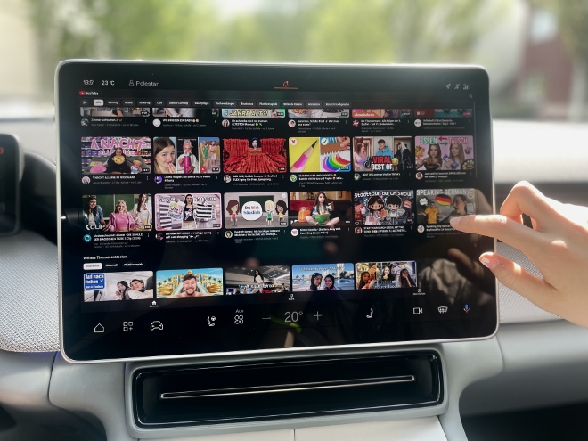 Polestar 4 Long Range Dual Motor YouTube Videos auf dem Bildschirm