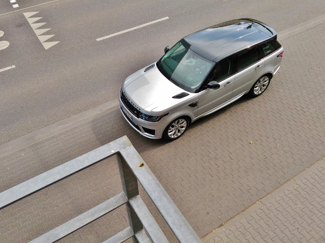 Range Rover Sport P400 Zweifarblackierung silber und schwarz