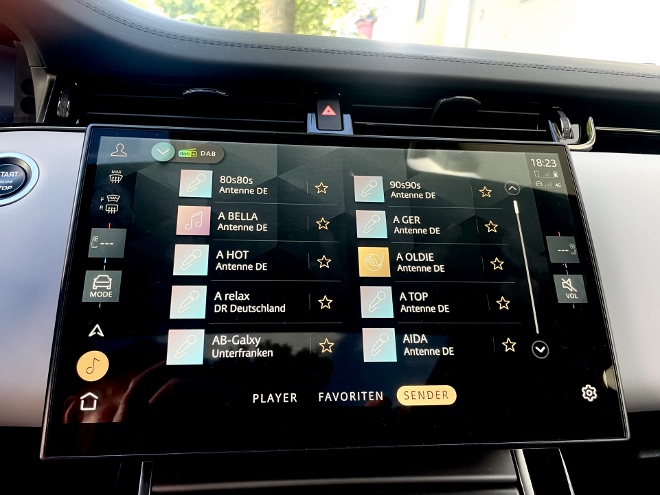 Range Rover Evoque D200 AWD Auswahl der Radiosender auf dem Touchscreen Bildschirm