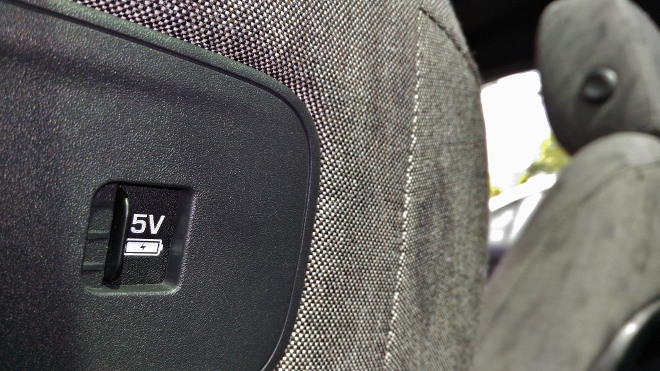 Range Rover Evoque neuer: Stecker und USB hinten
