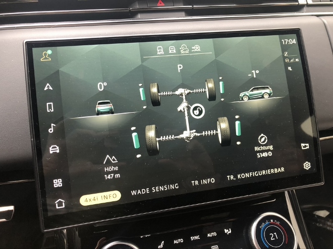 Range Rover Sport D350 Diesel AWD Test Verschränkung und Grad Zahlen im offroad Einsatz auf dem Touchscreen Bildschirm