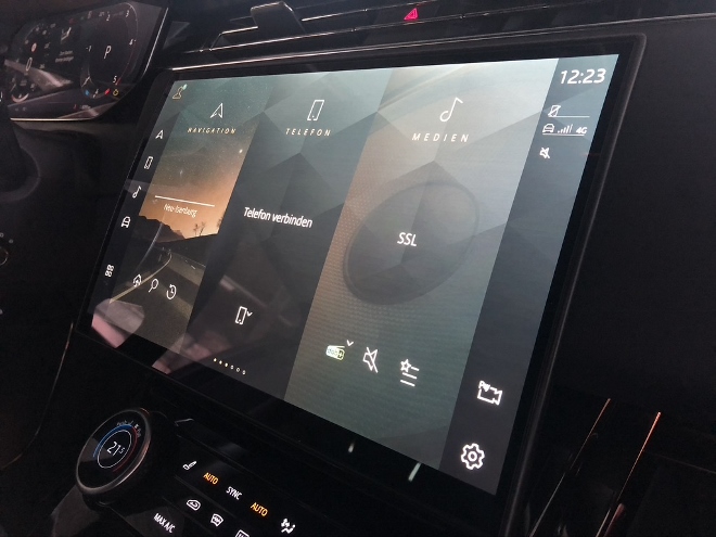 Range Rover Sport D350 Diesel AWD Test Menü des Touch Screen Bildschirm nachts