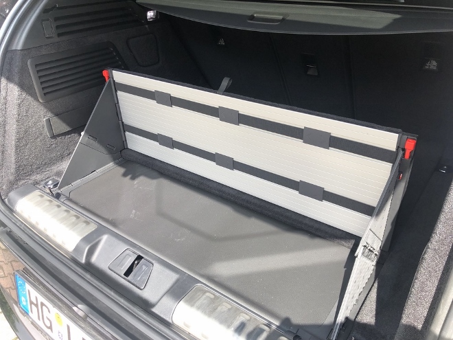 Range Rover Sport D350 Diesel AWD Test ausklappbare Gepäck Raumteiler im Kofferraum, praktisch