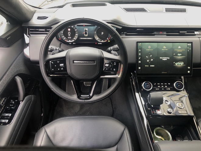 Range Rover Sport D350 Diesel AWD Test Armaturenbrett, Cockpit, Lenkrad, Touchscreen und Ablagen