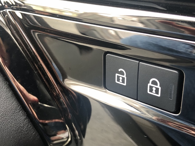 Range Rover Sport D350 Diesel AWD Test Tasten für das schnelle verschließen der vorderen und hinteren Türen, elektrische Türen