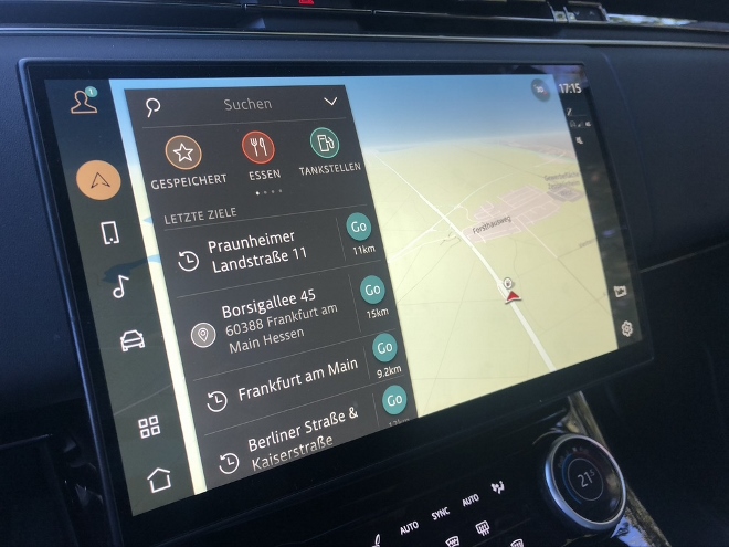Range Rover Sport D350 Diesel AWD Test Anzeigen des Navigationssystem auf dem Bildschirm in der Mitte