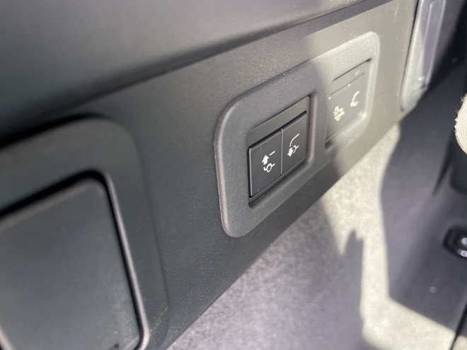 Range Rover Velar P400 AWD Test: Tasten der Niveauregulierung im Kofferraum