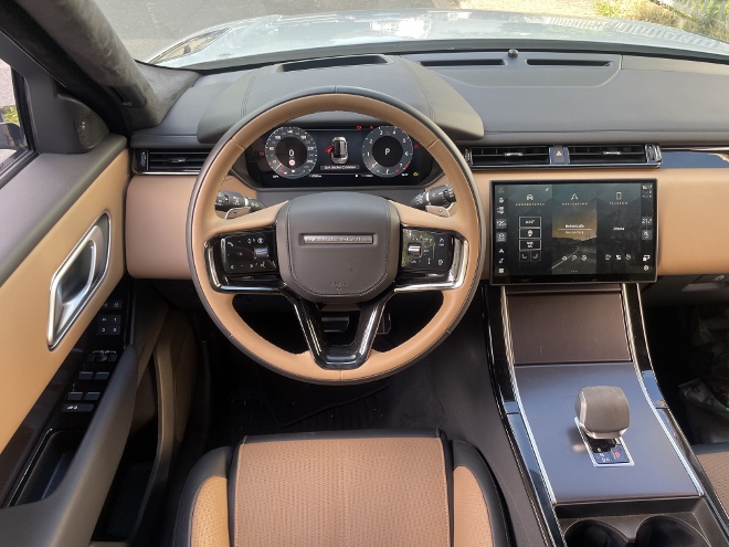 Range Rover Velar P400 AWD Test: cockpit, Lenkrad, Instrumente, Bildschirm und Wahlhebel der Automatik