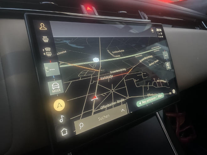 Range Rover Velar P400 AWD Test: Karte der Navigation auf dem Bildschirm, nachts bei Dunkelheit