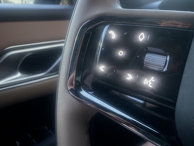 Range Rover Velar P400 AWD Test: Tasten auf dem Lenkrad für die Bedienung von Telefon und Sprach Steuerung, nachts beleuchtet bei Dunkelheit