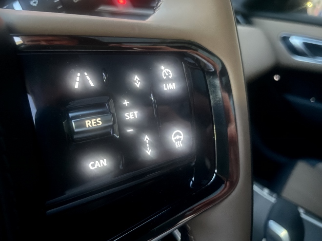 Range Rover Velar P400 AWD Test: Tasten für den Tempomat und die Lenkradheizung auf dem Lenkrad, nachts beleuchtet