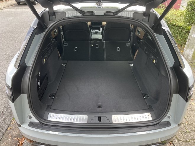 Range Rover Velar P400 AWD Test: Gepäckraum Kofferraum mit heruntergeklappten sitzen, Länge, Breite, Tiefe und Ladekante