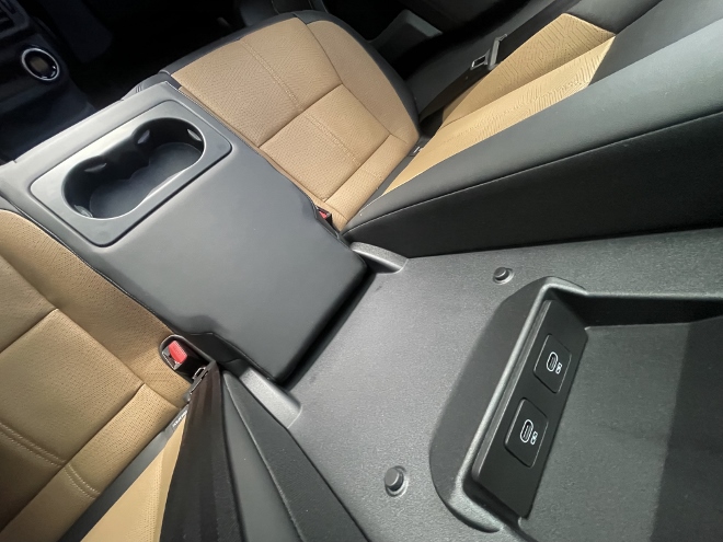 Range Rover Velar P400 AWD Test: armlehne, hinten mit 2 Cupholder und zwei USB C anschlüssen