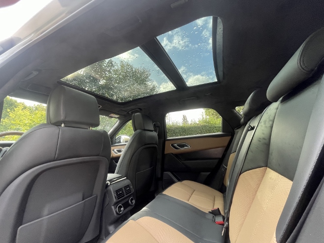 Range Rover Velar P400 AWD Test: panorama, Glasdach, von innen gesehen, von der Rückbank aus