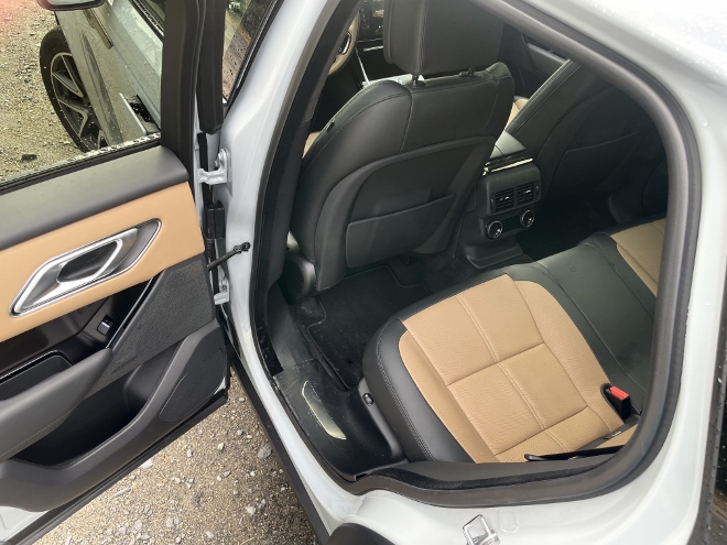 Range Rover Velar P400 AWD Test: hinten sitzen auf der Sitzbank, Beinfreiheit