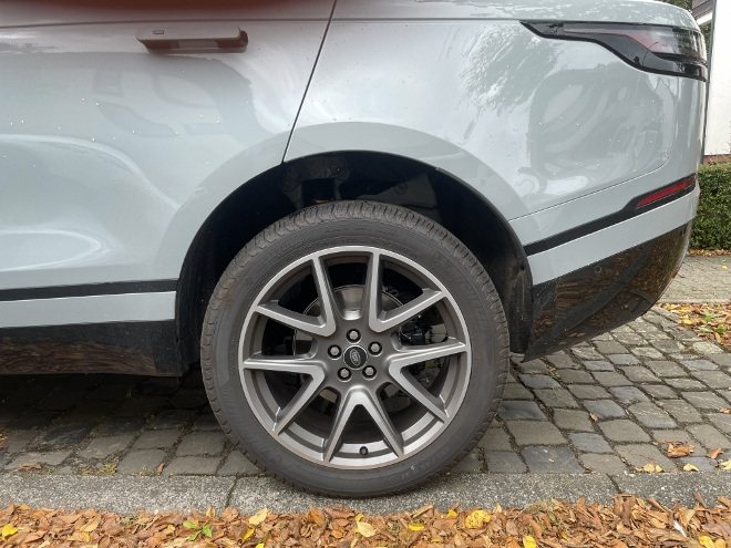Range Rover Velar P400 AWD Test: im Geländeniveau nach oben gefahren, viel Platz im Radkasten