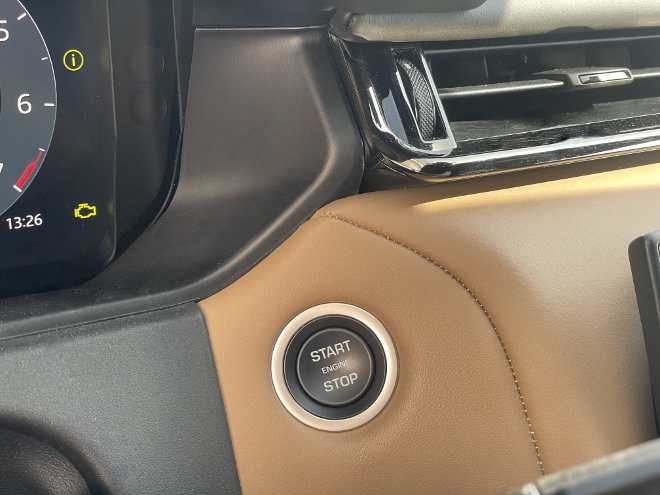 Range Rover Velar P400 AWD Test: Statt Schalter, schönes Leder drum herum