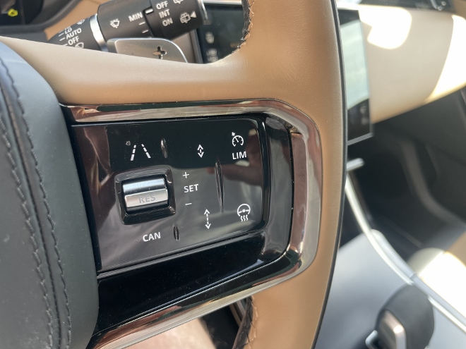 Range Rover Velar P400 AWD Test: Tasten des Tempomat und der Lenkradheizung am Lenkrad