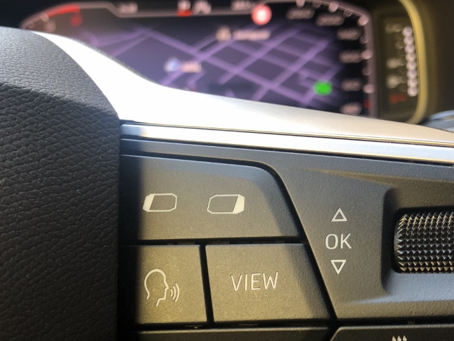 Seat Ateca 2.0 TDI Facelift "VIEW" Taste für die Einstellung von verschiedenen Ansichten im digitalen Cockpit auf dem Lenkrad