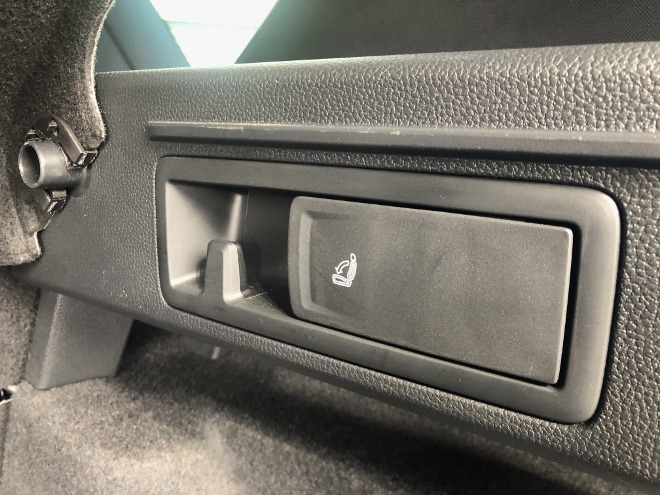 Seat Ateca 2.0 TDI Facelift Schalter um die Lehnen der Sitzbank vom Kofferraum aus umzuklappen