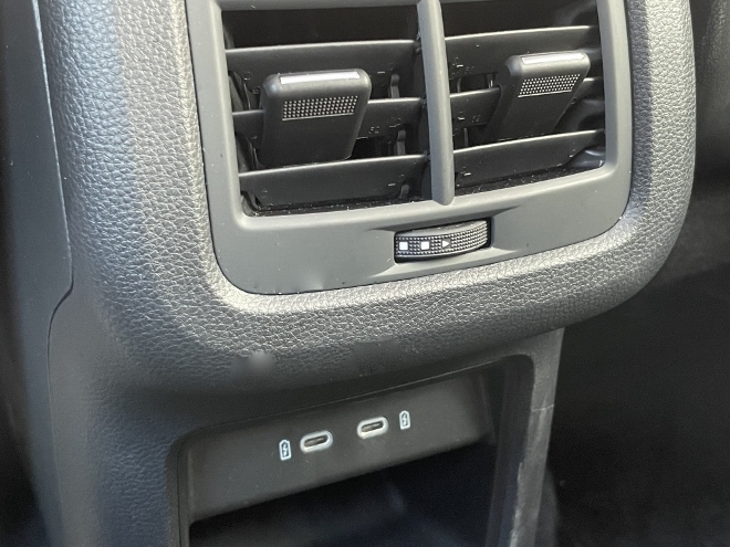 Seat Ateca 2.0 TDI Facelift Belüftung und USB Anschlüsse hinten vor der Sitzbank