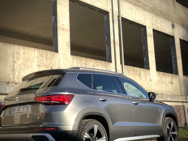 Seat Ateca 2.0 TDI Facelift Heckansicht und Seitenansicht