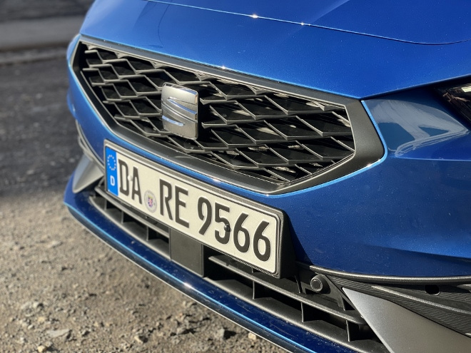 Seat Leon 2.0 TDI DSG Grill, Frontspoiler und Linse der Frontkamera