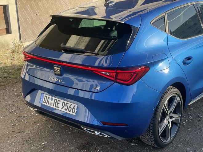 Seat Leon 2.0 TDI DSG schickes Heck in Blau